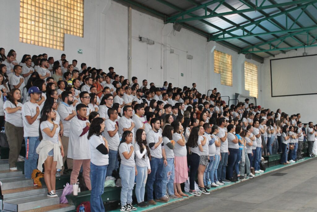 Los nuevos cimarrones se pusieron la camiseta que los identifica y tomaron protesta para ser estudiantes de excelencia.