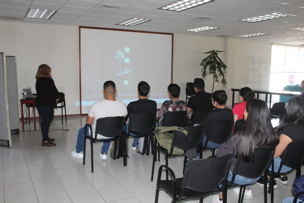 Presenta la Psicóloga y Maestra Rosa Judith Gardea Aguilar el taller «Comunicación Efectiva»