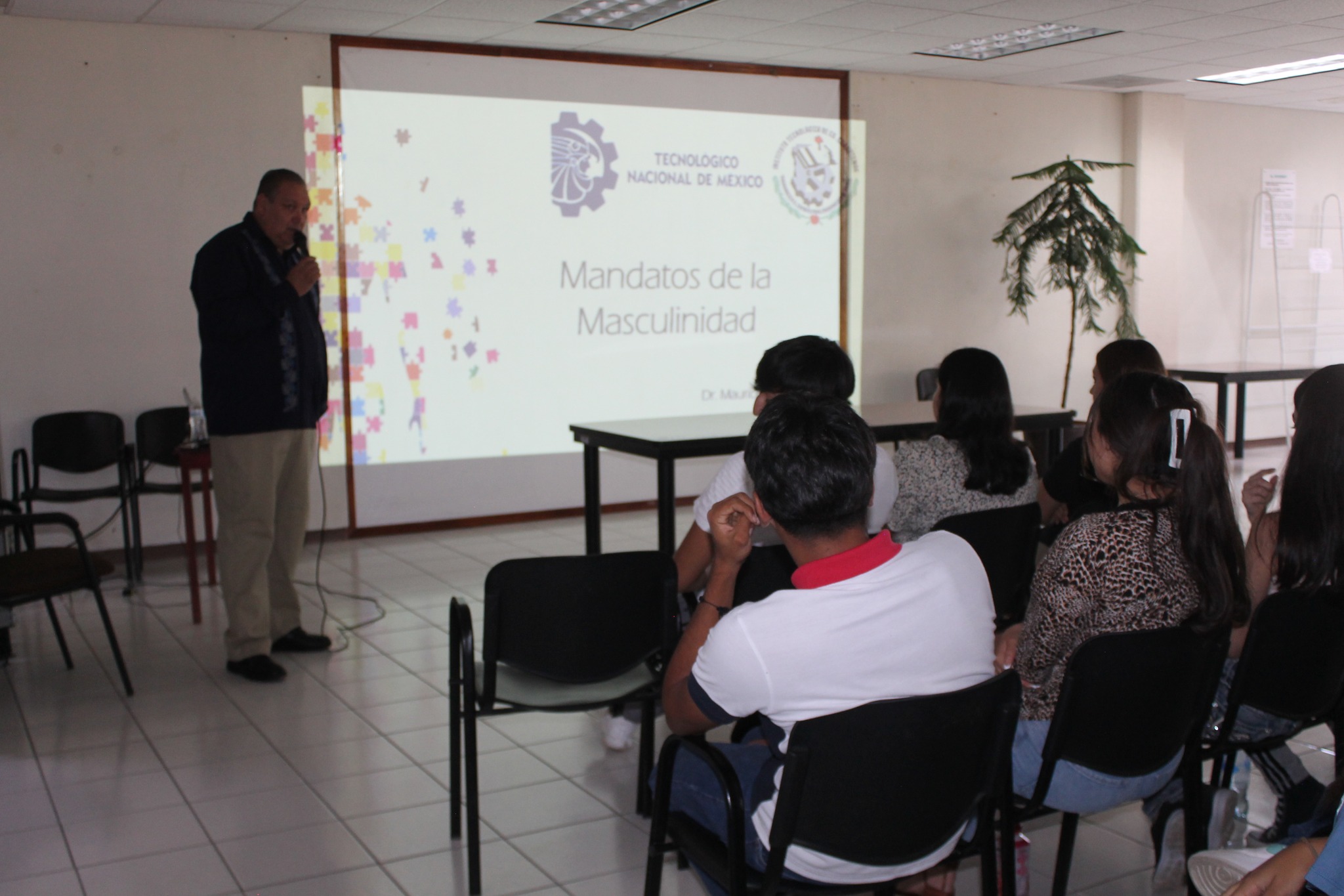 Presenta El Dr. Mauricio Chacón Blanco la conferencia «Mandato de la Masculinidad»