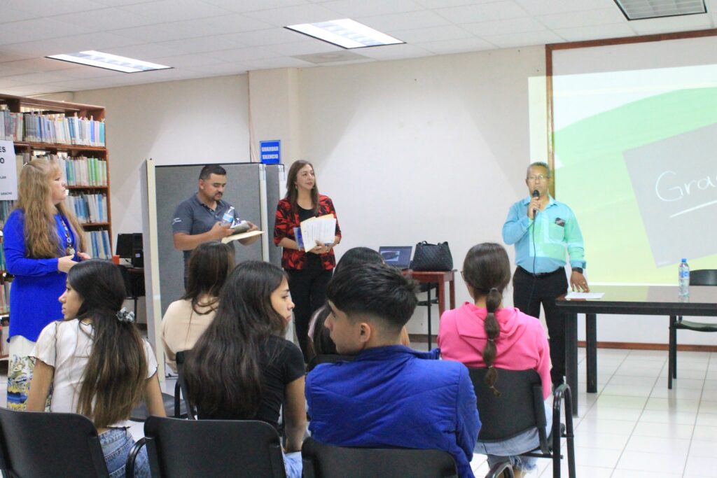 La Contadora Pública Santa Díaz Ruiz y el Ingeniero Marco Ethien Ochoa Pérez, presentaron la ponencia «El Recurso Humano en las Organizaciones»