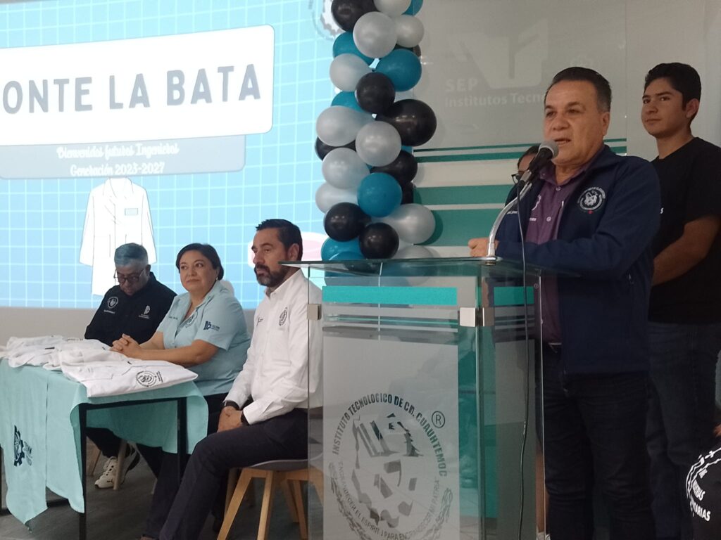 Se realiza la ceremonia “Ponte la Bata” encabezada por el director Armando Serrano Salomón