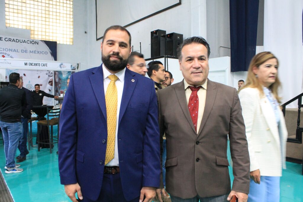 Acompaña el director del Instituto Tecnológico, Armando Serrano Salomón, el inicio de la Expo de la Manufactura
