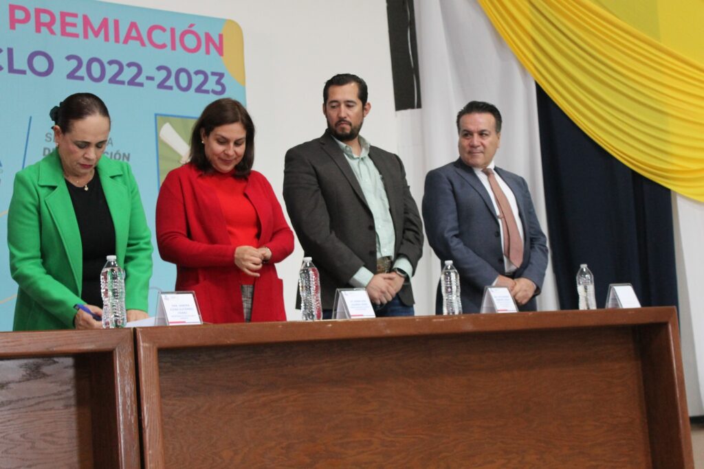 El Director del Instituto Tecnológico de Ciudad Cuauhtémoc, acompaña a la Secretaria de Educación y Deporte Sandra Elena Gutiérrez Fierro en la ceremonia de Generación de Excelencia