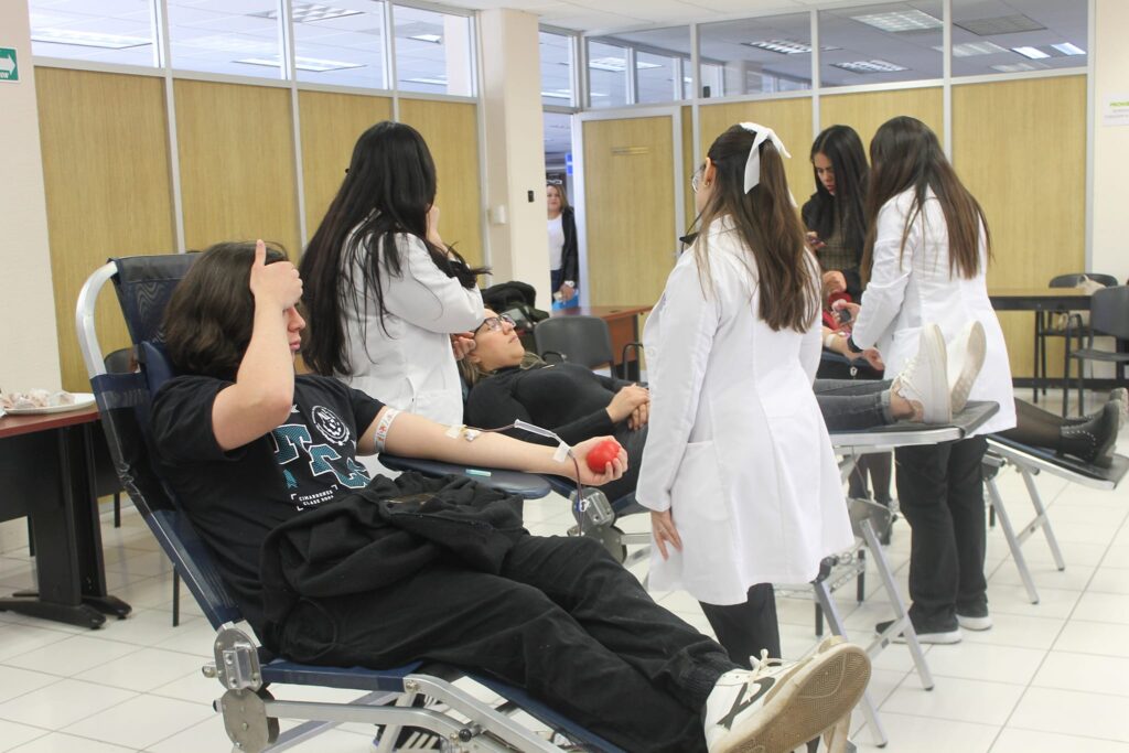 Una vez más nuestros estudiantes, se ponen la camiseta y acuden a la campaña de donación de sangre