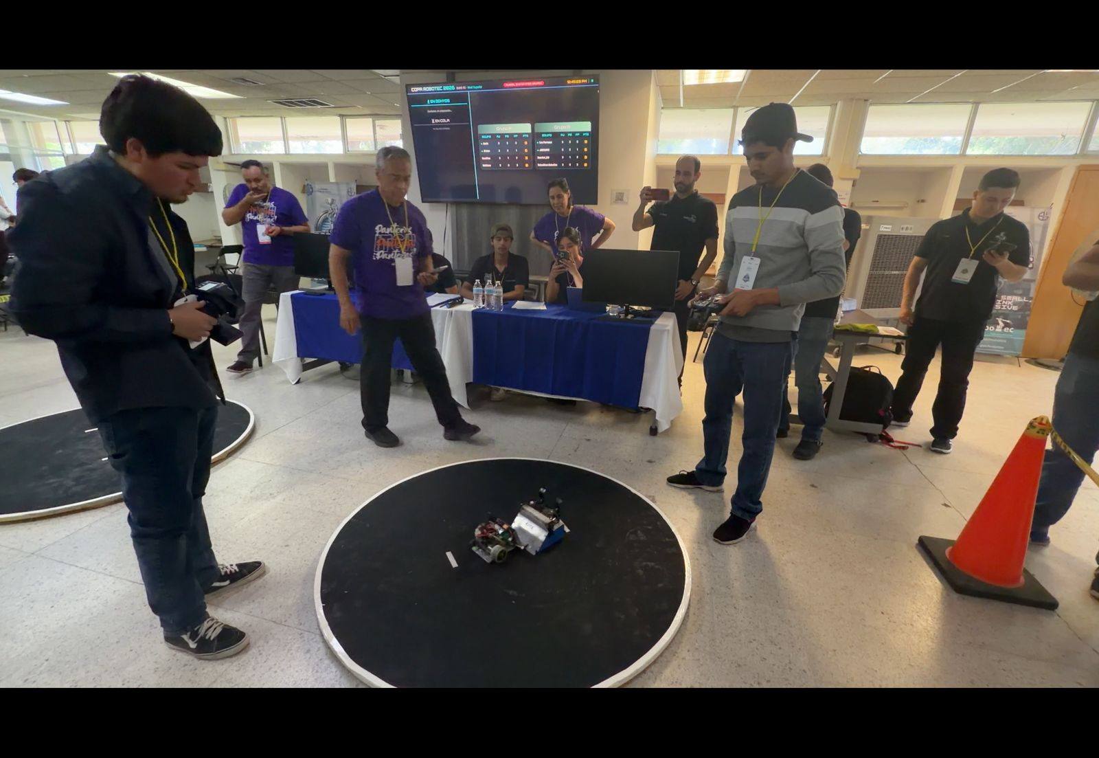 Alumnos de TecNM campus Cuauhtémoc ponen en alto el nombre de nuestra institución en competencia de robotica.