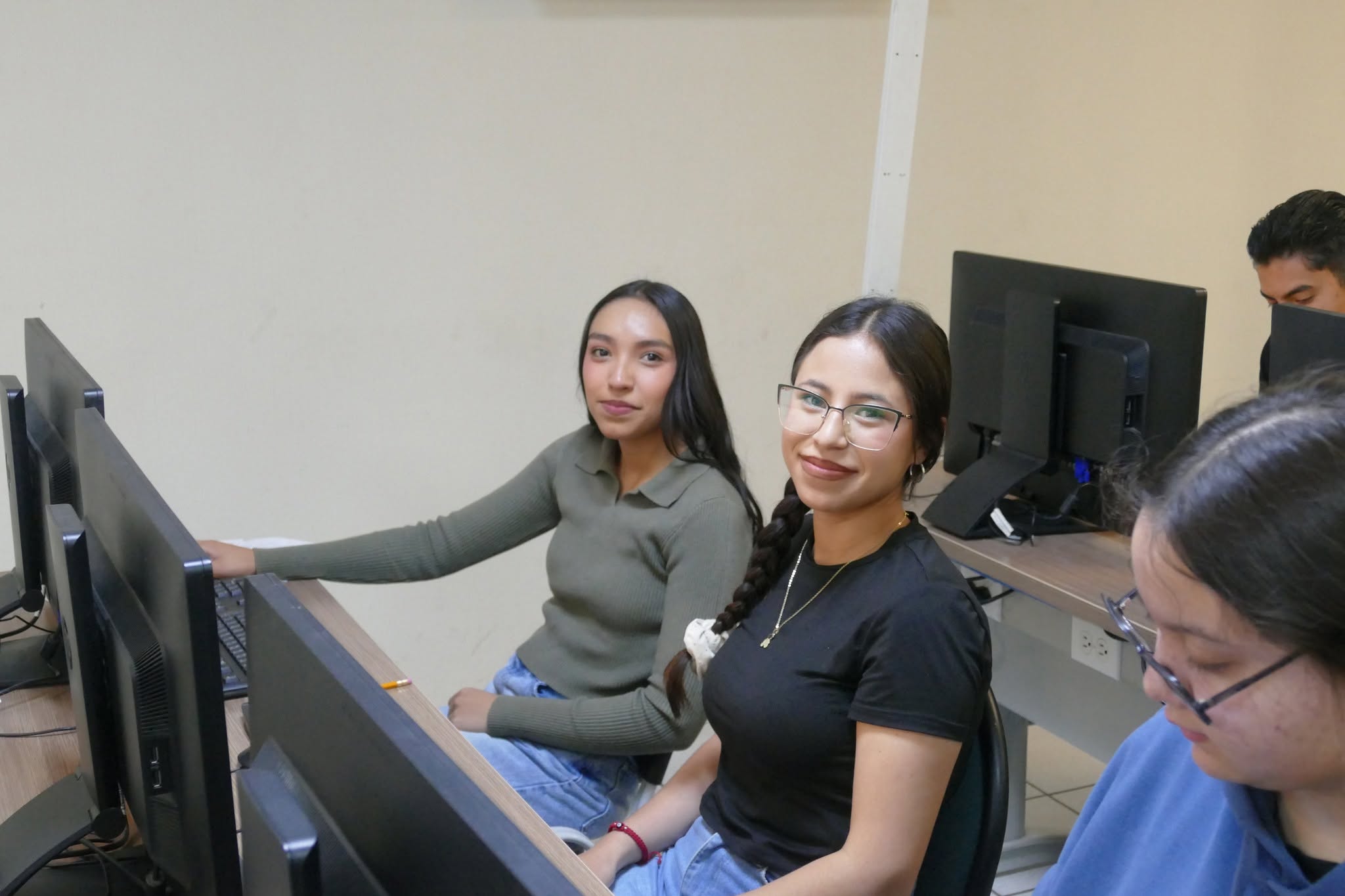 Aspirantes presentan examen de admisión para Educación a Distancia en el ITCC